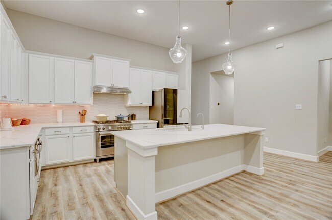 Building Photo - 1619 Chisos Bnd