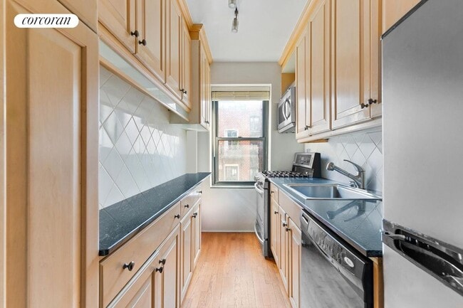 Building Photo - 316 W 84th St