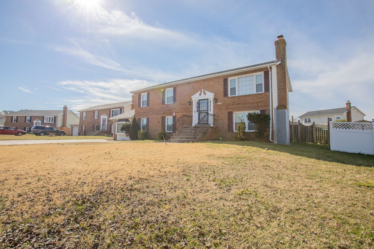 Primary Photo - Beautiful 5 BR/3 BA Single-Family Home wit...