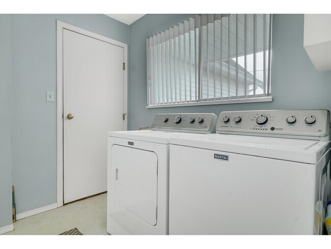 Photo du bâtiment - 17829-17859 59 Ave