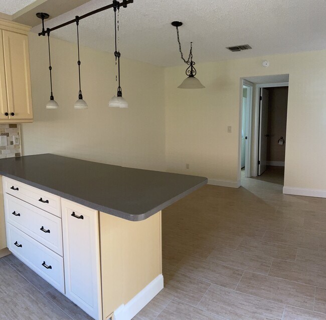 dining empty - 1456 Park Shore Cir