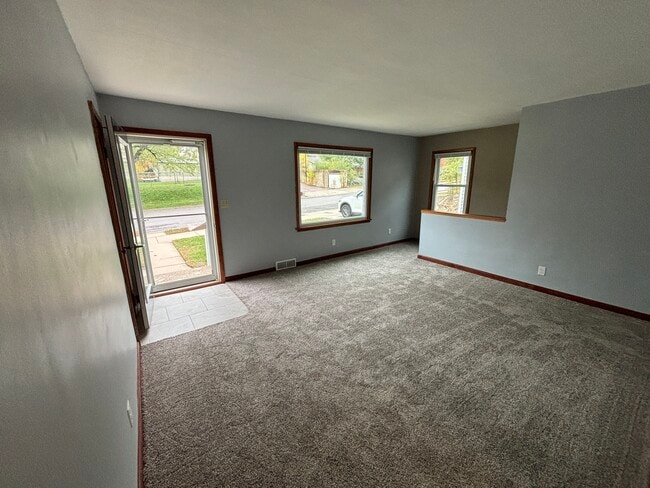 Living room - 817 5th St S