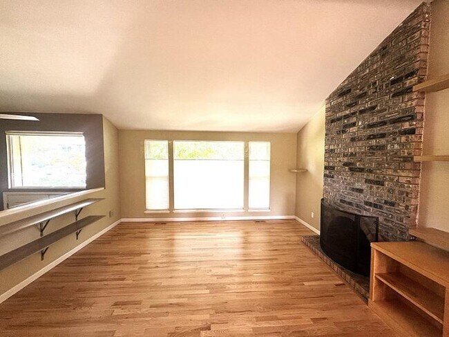 Foto del edificio - 3 bedroom in Bellevue WA 98006
