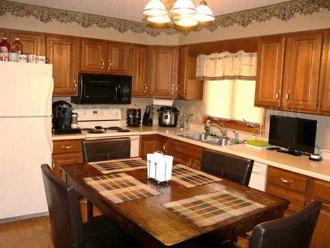 Foto del edificio - 4 BEDROOM, 2 BATH HOME IN EAST SIOUX FALLS! DOUBLE ATTACHED GARAGE! FENCED IN BACKYARD!