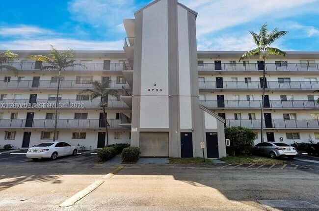 Foto del edificio - 8750 N Sherman Cir