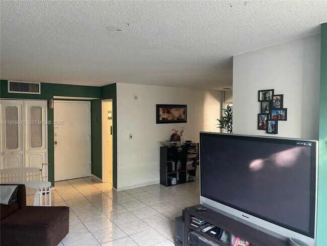 Foto del edificio - 17021 N Bay Rd