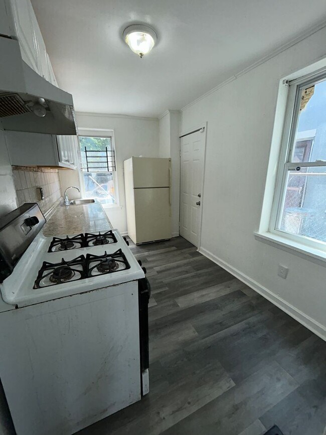 Building Photo - Cozy 4 Bedrooms READY TODAY!