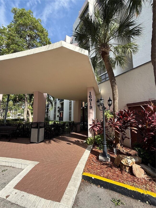Foto del edificio - 16919 N Bay Rd