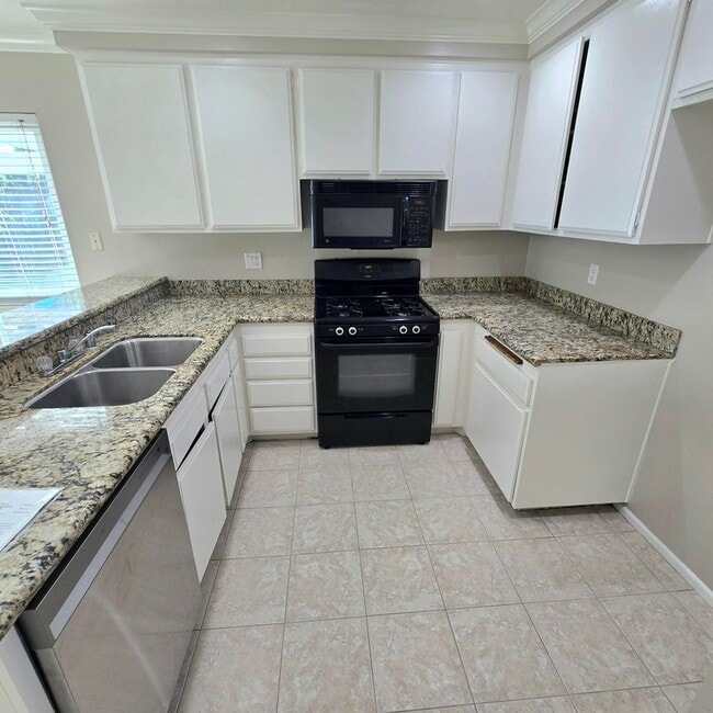 Foto del edificio - Welcome Home! 4 Bedroom HOUSE available NOW!