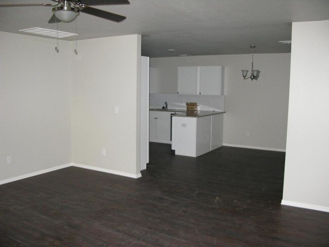 Building Photo - 11620 Surrey Villas Court, Yukon, OK 73099