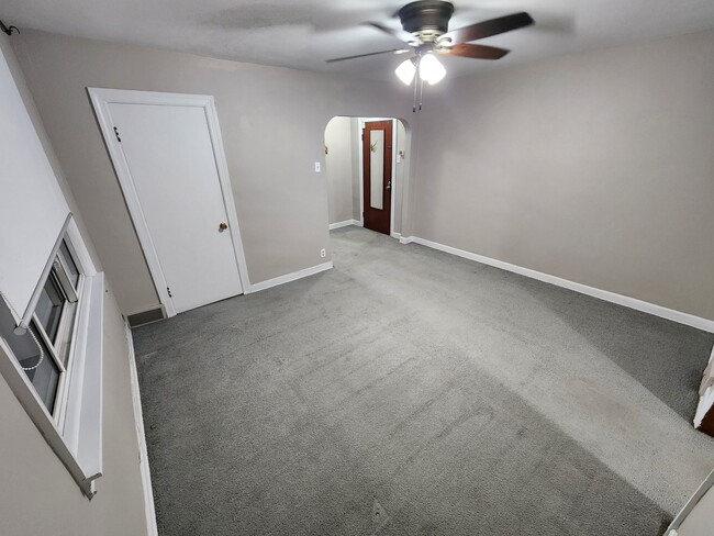 Building Photo - 900 E Illinois St