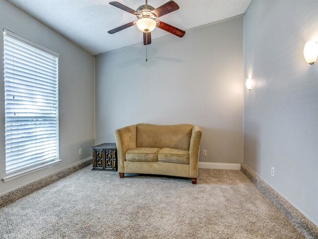 Building Photo - 1303 Hillsdale Dr