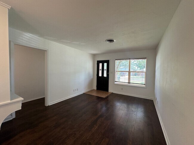 Foto del edificio - 330 E Wilson Ave
