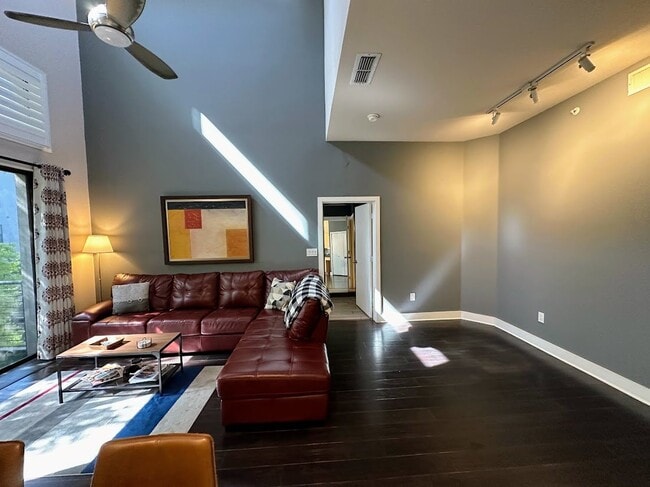 Building Photo - This stunning condo offers a fitness cente...