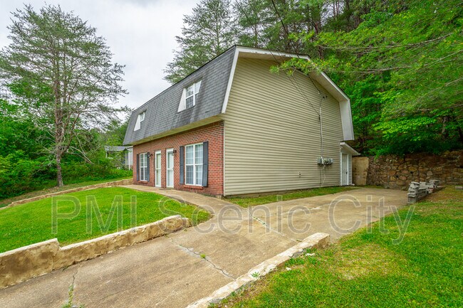 Building Photo - 5238 Donlyn Ln