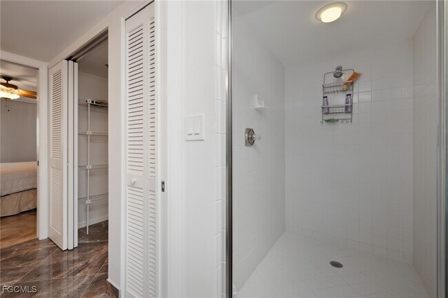 Foto del edificio - 6585 Nicholas Blvd