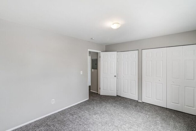 Building Photo - *Beautiful Apartment in Park Like Setting* Updated Shaker Cabinets and Appliances HEAT included