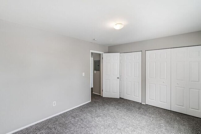 Foto del edificio - *Beautiful Apartment in Park Like Setting* Updated Shaker Cabinets and Appliances HEAT included