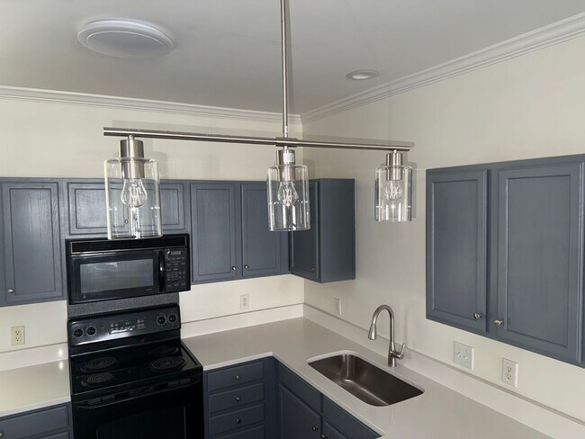 Foto del edificio - Renovated Cornelius Condo | Two Covered Balconies | Walk to Downtown & Antiquity | Lake Norman Area