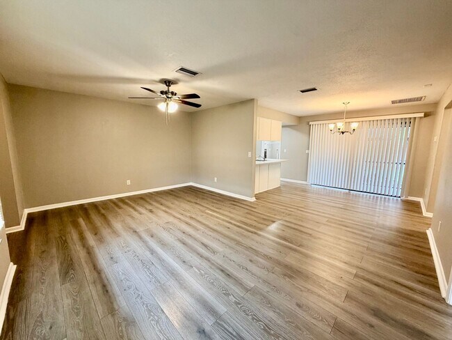 Foto del edificio - 2 Bedrooms 2 Bath Duplex in Cape Coral