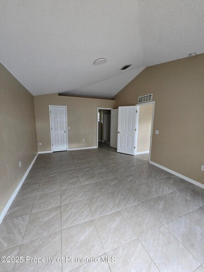 Foto del edificio - 2072 Haulover Ave