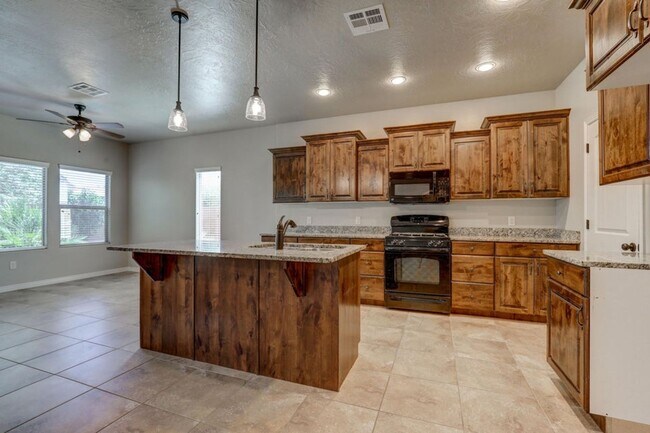 Building Photo - Beautiful 5 Bedroom Home! 6-month lease co...