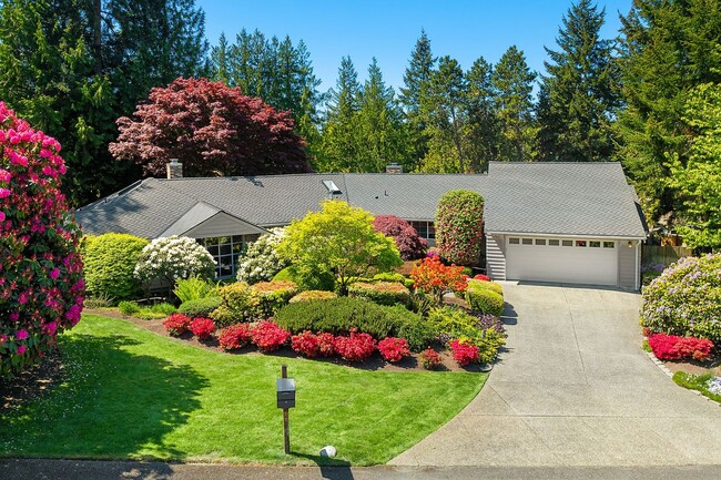 Building Photo - 4Bd/2.5Ba Clyde Hill Home