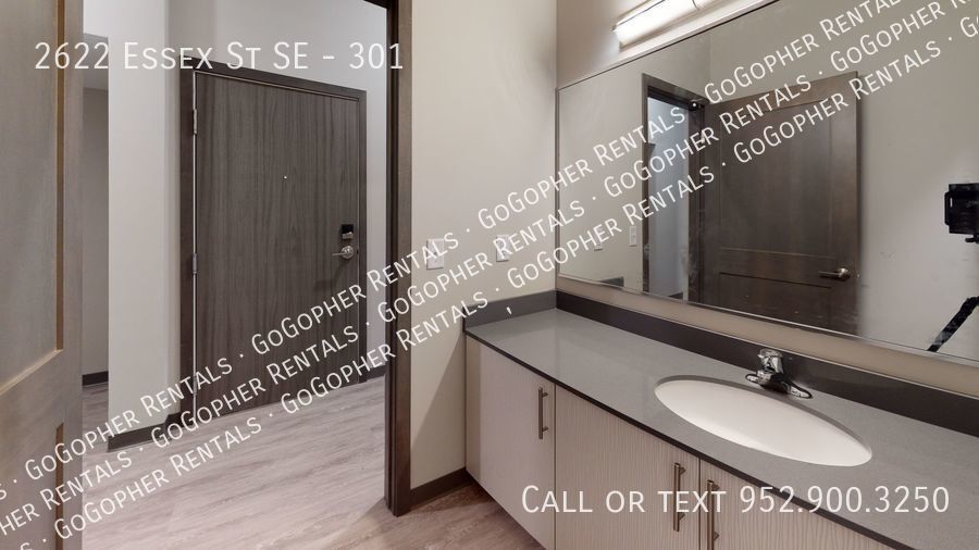 Building Photo - Modern 5 Bedroom Apartment Close to U of M...