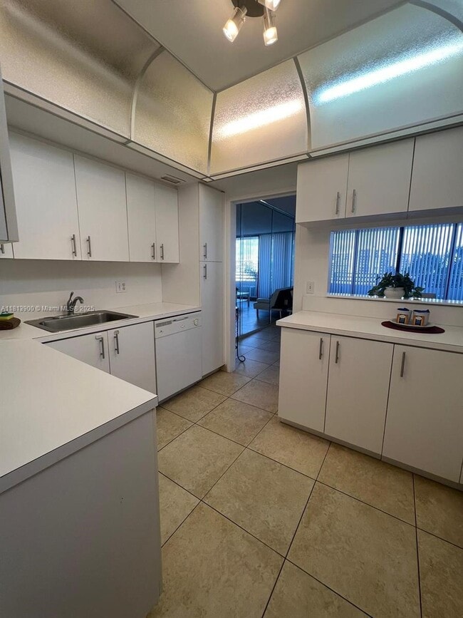 Building Photo - 3505 S Ocean Dr
