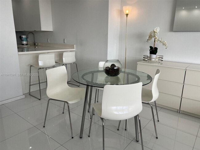 Building Photo - 100 Lincoln Rd