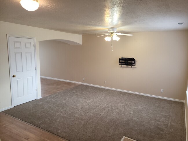 Large Living room - 842 E 760 N