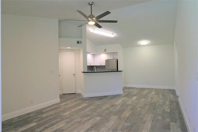 Foto del edificio - 3340 Pinewalk Dr N