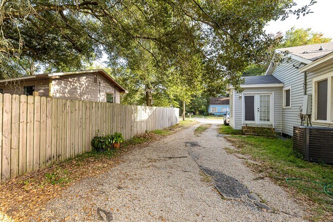 Foto del edificio - 905 Sarrazin Ave