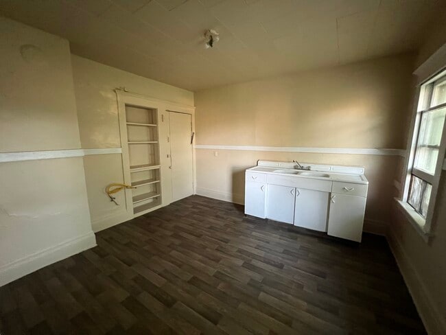 Kitchen - 570 Hayward Ave
