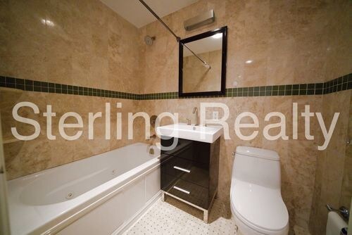 Building Photo - 2704 Hoyt Ave S
