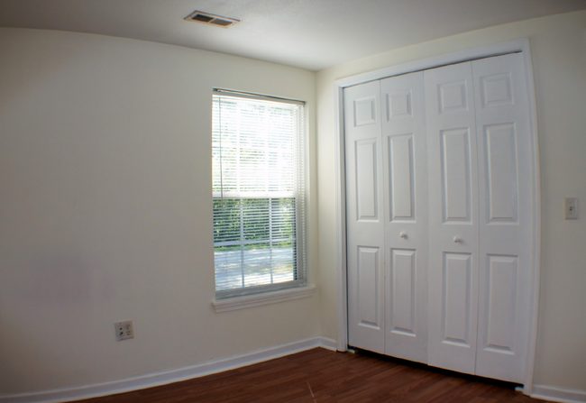 Foto del edificio - Two bedroom one bathroom apartment.