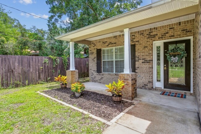 Building Photo - Four Bedroom with Outdoor Kitchen in Shalimar