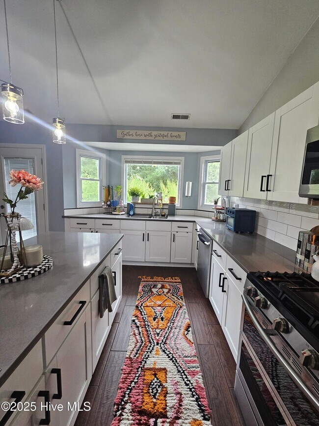 Foto del edificio - 403 Boysenberry Ln