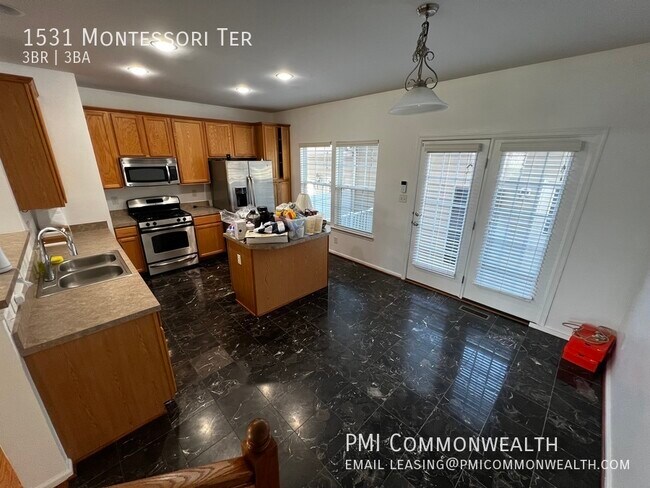 Foto del edificio - 3 Bed / 3 Bath Townhouse (Available Now)