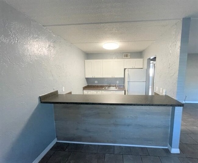 Building Photo - 2 Bedroom 1 Bath condo w/ open floor plan ...