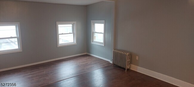 Building Photo - 87 Sheridan St