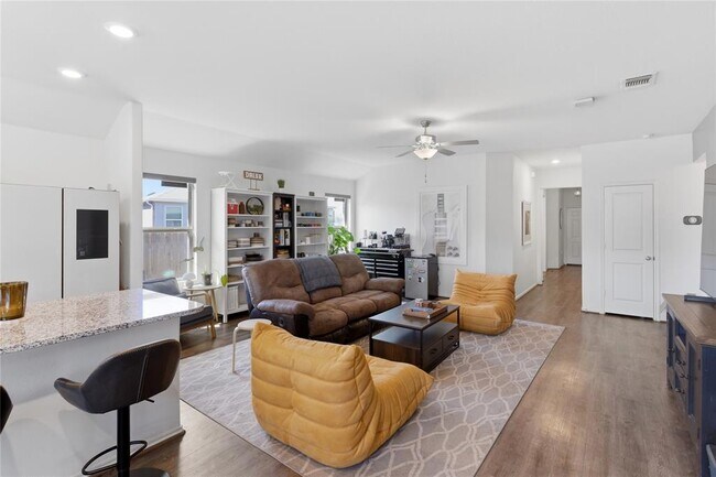 Foto del edificio - 7409 Spring Ray Dr