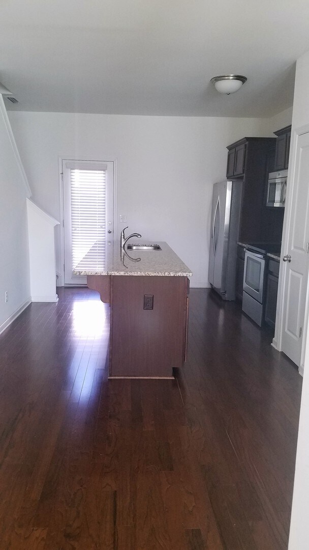 Foto del edificio - Coming Soon !!! Beautiful 2 Bedroom Townho...