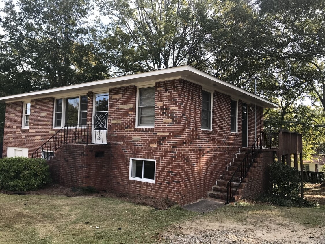 Primary Photo - **ON HOLD**Nice 4 Bedroom / 1 Bathroom Hom...