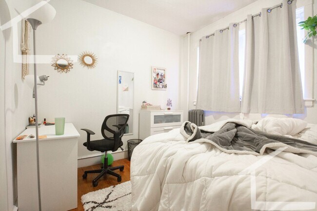 Foto del edificio - Perfect location! 3-bed, 1-bath Apartment near BU. Heat/Hot Water Included.