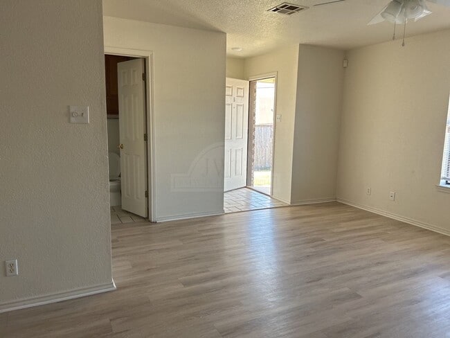 Building Photo - 902 McDaniel Cir