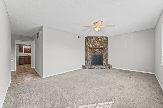 Foto del edificio - 5805-H Hunting Ridge Lane