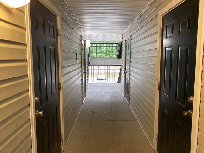 Building Photo - 8204 Fairington Village Dr