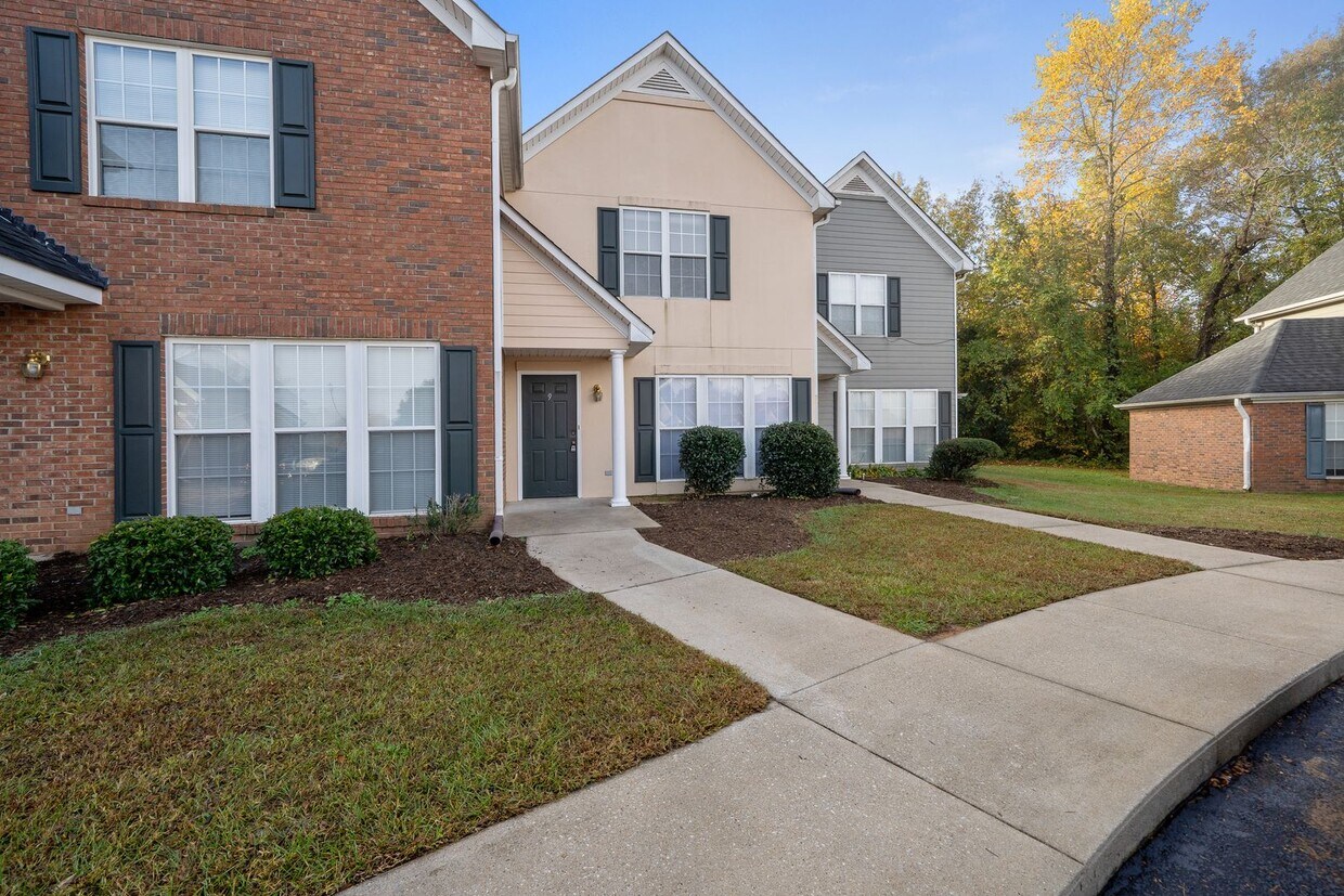 Primary Photo - Freshly Renovated 2 BR, 2.5 BA Townhome Ce...