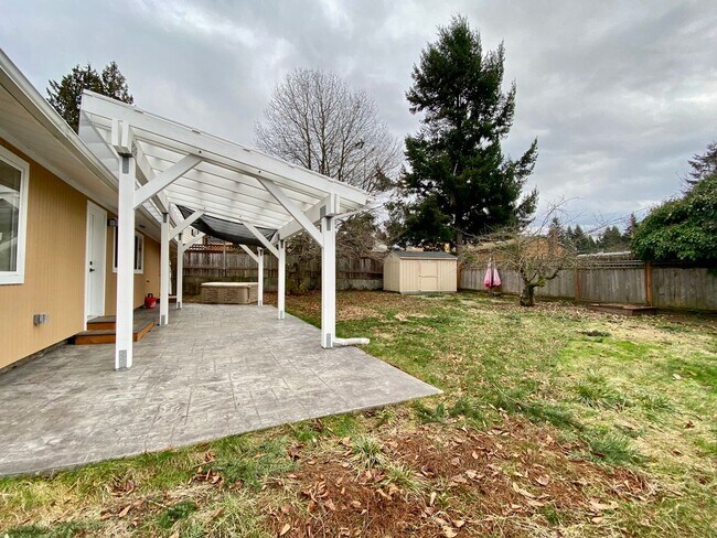 Building Photo - Practical Renton rambler with large yard